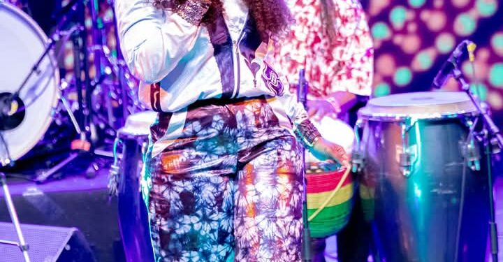 Manamba Kanté envoûte Abidjan : une soirée guinéenne inoubliable au FEMUA