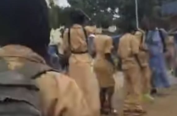 Ratoma : des élèves manifestent après l’arrestation de leur directeur au groupe scolaire Jean Paul Soumah