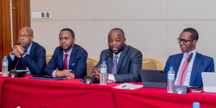 𝐅𝐨𝐧𝐜𝐭𝐢𝐨𝐧 𝐩𝐮𝐛𝐥𝐢𝐪𝐮𝐞 𝐞𝐭 𝐬𝐞𝐜𝐭𝐞𝐮𝐫 𝐛𝐚𝐧𝐜𝐚𝐢𝐫𝐞 : 𝐮𝐧 𝐝𝐢𝐚𝐥𝐨𝐠𝐮𝐞 𝐫𝐞𝐧𝐟𝐨𝐫𝐜𝐞́ 𝐩𝐨𝐮𝐫 𝐟𝐚𝐜𝐢𝐥𝐢𝐭𝐞𝐫 𝐥’𝐚𝐜𝐜𝐞̀𝐬 𝐚𝐮 𝐜𝐫𝐞́𝐝𝐢𝐭