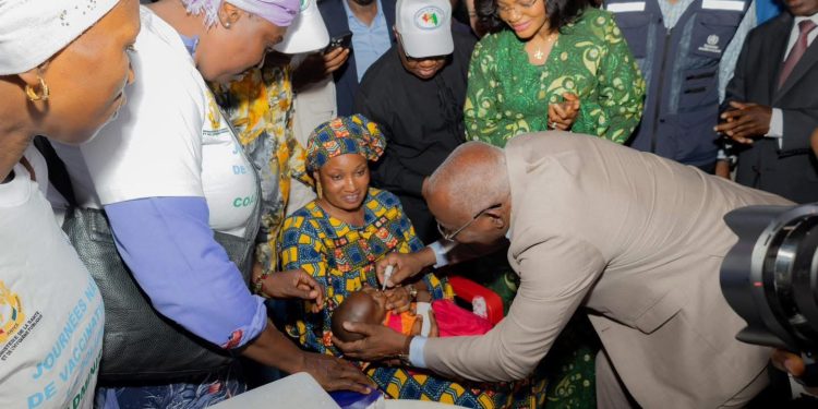 𝐑𝐚𝐭𝐭𝐫𝐚𝐩𝐚𝐠𝐞 𝐯𝐚𝐜𝐜𝐢𝐧𝐚𝐥 : 𝐮𝐧𝐞 𝐫𝐞́𝐩𝐨𝐧𝐬𝐞 𝐬𝐭𝐫𝐚𝐭𝐞́𝐠𝐢𝐪𝐮𝐞 𝐝𝐮 𝐆𝐨𝐮𝐯𝐞𝐫𝐧𝐞𝐦𝐞𝐧𝐭 𝐟𝐚𝐜𝐞 𝐚𝐮𝐱 𝐝𝐞́𝐟𝐢𝐬 𝐬𝐚𝐧𝐢𝐭𝐚𝐢𝐫𝐞𝐬 𝐩𝐞𝐫𝐬𝐢𝐬𝐭𝐚𝐧𝐭𝐬