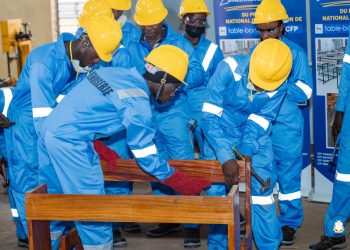 Guinée : des apprenants des CFP sont mobilisés dans la fabrication de tables-bancs destinées aux écoles