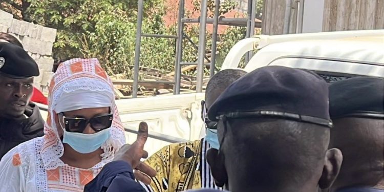 Conakry : Maya la Solution et Yama Sega se défendent devant le procureur et demandent pardon