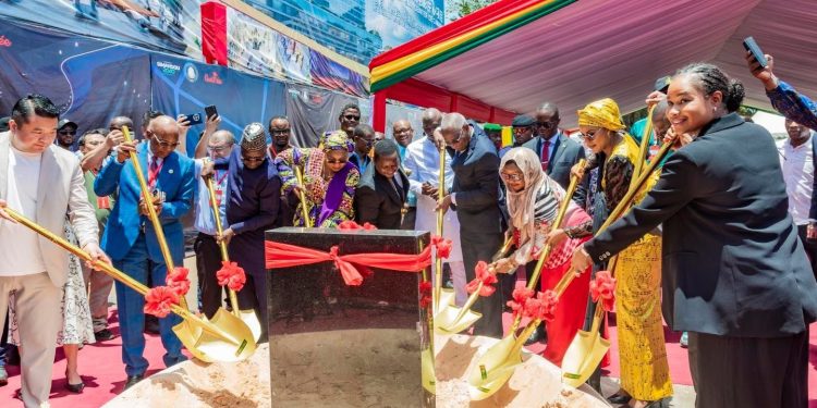 𝐋𝐞 𝐏𝐫𝐞𝐦𝐢𝐞𝐫 𝐦𝐢𝐧𝐢𝐬𝐭𝐫𝐞 𝐩𝐫𝐞́𝐬𝐢𝐝𝐞 𝐥𝐚 𝐜𝐞́𝐫𝐞́𝐦𝐨𝐧𝐢𝐞 𝐝𝐞 𝐩𝐨𝐬𝐞 𝐝𝐞 𝐥𝐚 𝐩𝐫𝐞𝐦𝐢𝐞̀𝐫𝐞 𝐩𝐢𝐞𝐫𝐫𝐞 𝐝’𝐮𝐧 𝐚𝐦𝐛𝐢𝐭𝐢𝐞𝐮𝐱 𝐜𝐨𝐦𝐩𝐥𝐞𝐱𝐞 𝐜𝐢𝐧𝐞́𝐦𝐚𝐭𝐨𝐠𝐫𝐚𝐩𝐡𝐢𝐪𝐮𝐞