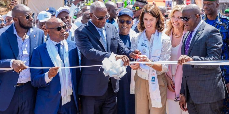 𝐈𝐧𝐚𝐮𝐠𝐮𝐫𝐚𝐭𝐢𝐨𝐧 𝐨𝐟𝐟𝐢𝐜𝐢𝐞𝐥𝐥𝐞 𝐝𝐞𝐬 𝟓 𝐩𝐨𝐧𝐭𝐬, 𝐬𝐲𝐦𝐛𝐨𝐥𝐞 𝐝𝐞 𝐦𝐨𝐝𝐞𝐫𝐧𝐢𝐬𝐚𝐭𝐢𝐨𝐧 𝐞𝐭 𝐝𝐞 𝐜𝐨𝐨𝐩𝐞́𝐫𝐚𝐭𝐢𝐨𝐧 𝐢𝐧𝐭𝐞𝐫𝐧𝐚𝐭𝐢𝐨𝐧𝐚𝐥𝐞 𝐞𝐧𝐭𝐫𝐞 𝐥𝐚 𝐆𝐮𝐢𝐧𝐞́𝐞 𝐞𝐭 𝐥𝐞 𝐫𝐨𝐲𝐚𝐮𝐦𝐞 𝐝𝐞𝐬 𝐏𝐚𝐲𝐬-𝐁𝐚𝐬