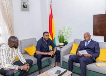 CAURIDOR présente au premier ministre son trophée de meilleur start-up africaine