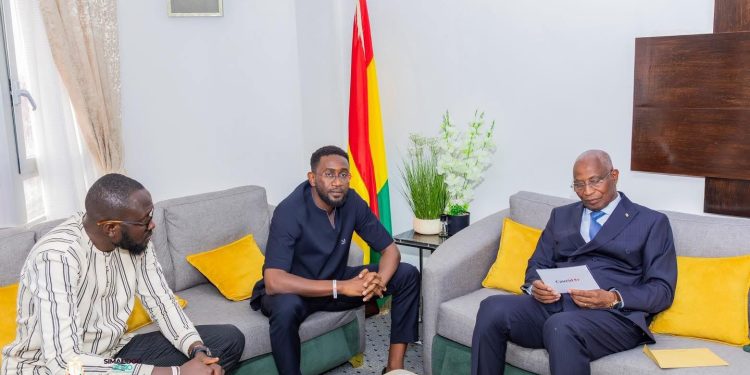 CAURIDOR présente au premier ministre son trophée de meilleur start-up africaine
