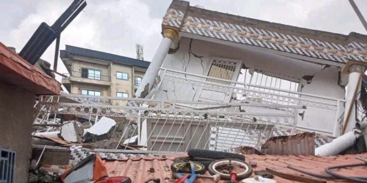 Demoudoula : un immeuble de neuf étages s’effondre, plusieurs victimes enregistrées
